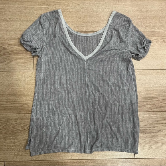 Lululemon Women’s V Back Rolled Short Sleeve T-shirt Size 8 - Picture 5 of 6